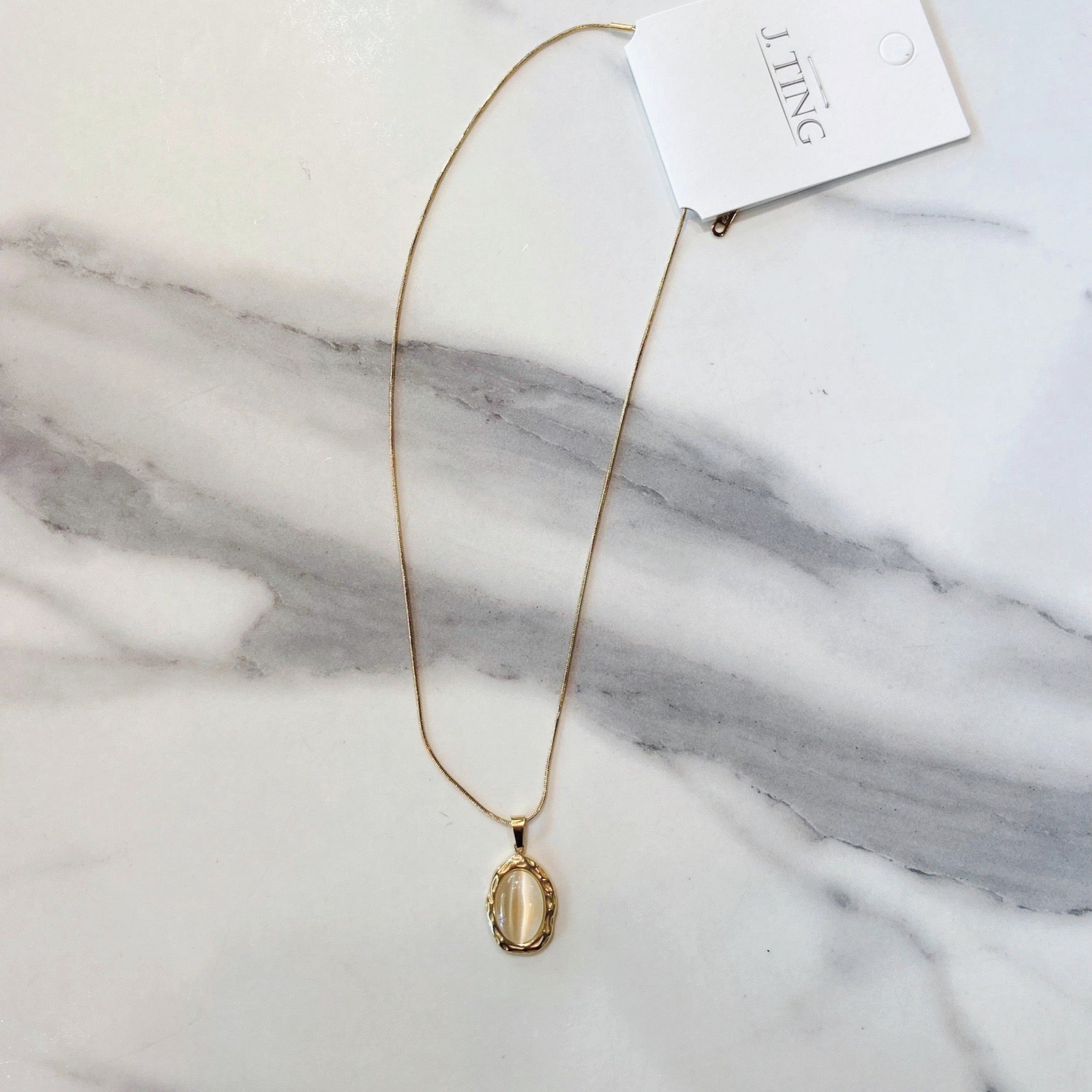 Gold Iridescent Pendant Chain Necklace