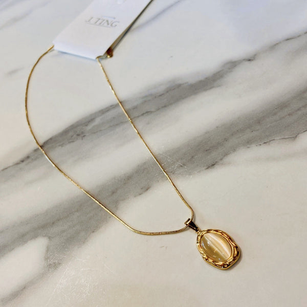 Gold Iridescent Pendant Chain Necklace