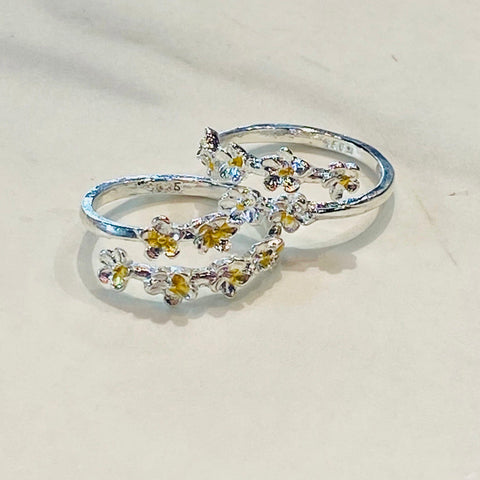 Dainty Daisy Ring